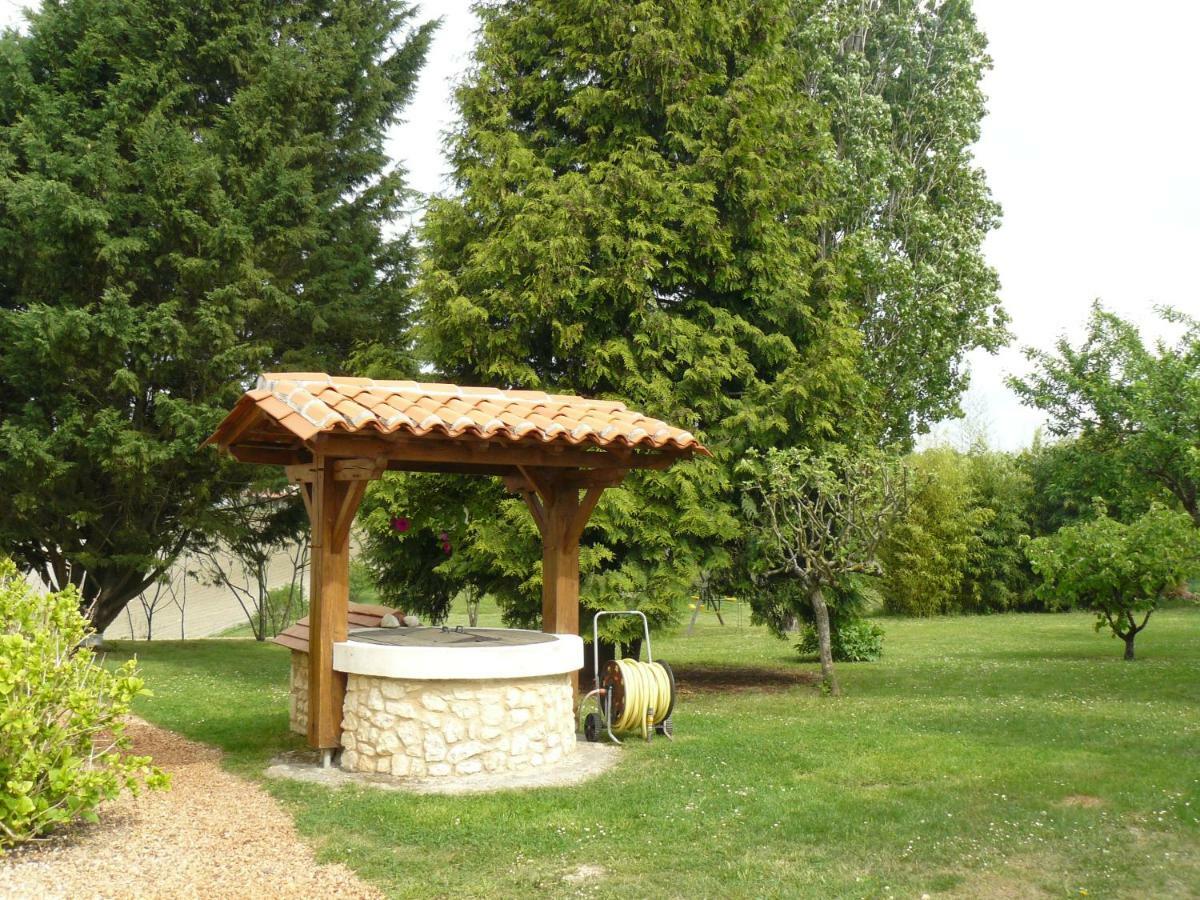 Gite Rural Charentais Les Essards  エクステリア 写真